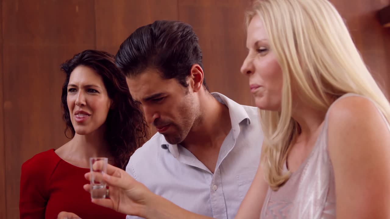 한 무리의 친구들이  ⁇ 을 마시고