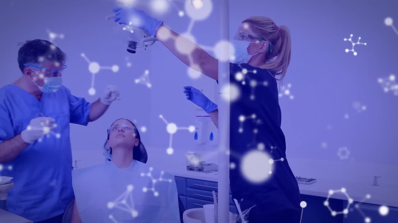 분자 구조의 애니메이션으로 치과 의사와 간호사가 클리닉에서 여성 환자의 치아를 검사합니다.