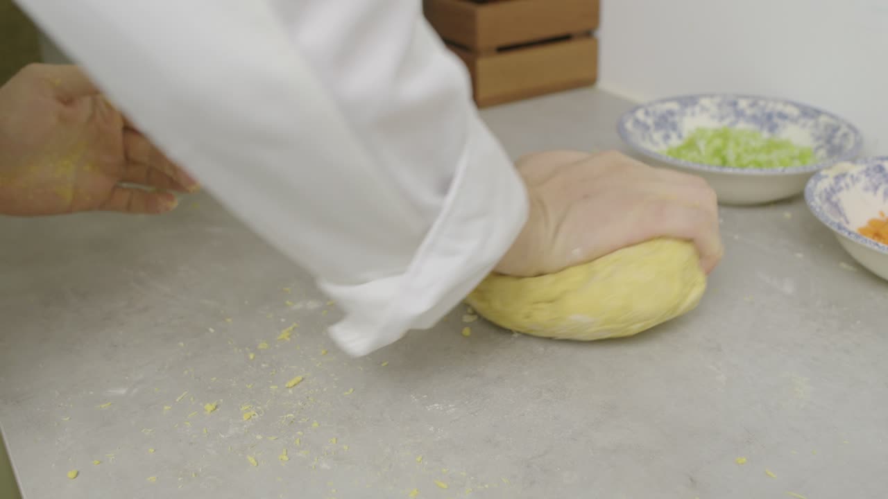 arrojar masa de pasta en la mesa de la cocina
