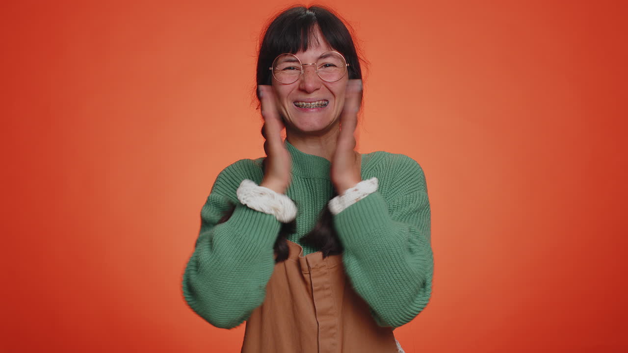 젊은 여성은 3에서 1까지 역순으로 계산하고, 승리를 축하하고, 크리스마스, 새해 축하합니다.