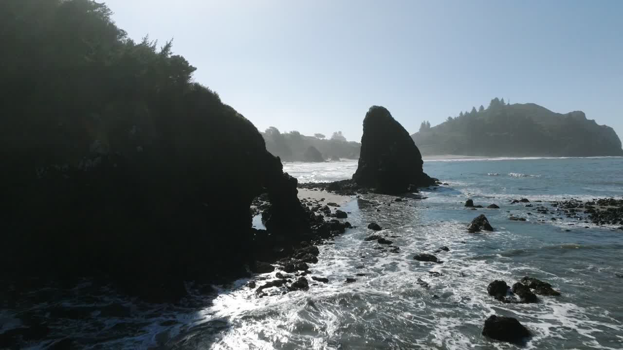 Rekaman udara epik garis pantai California Utara dengan bebatuan, tebing, hutan, dan ombak
