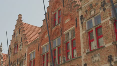 Historische-Gebäude-Mit-Freistehenden-Backsteinen-In-Brügge,-UNESCO-Weltkulturerbestadt,-Belgien