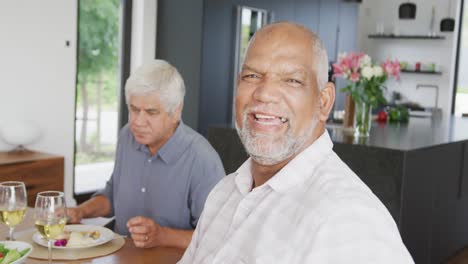 Porträt-Glücklicher-älterer,-Vielfältiger-Menschen-Beim-Abendessen-Im-Altersheim