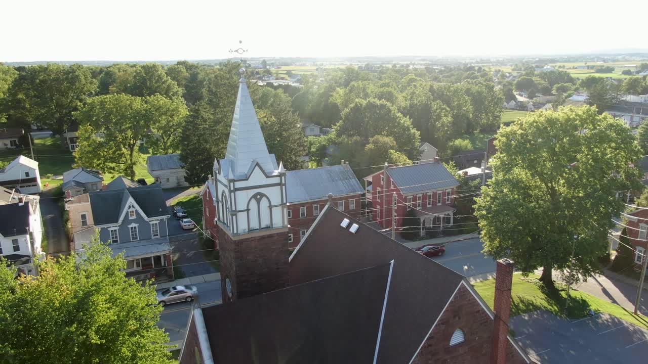 아름다운 설정 샷, 작은 마을 미국에 있는 교회의 공중
