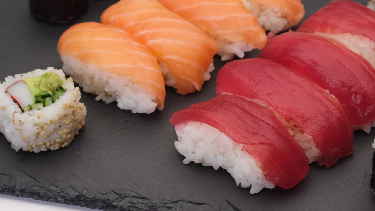 Sushiudvalg med lakse-nigiri, tun-nigiri, hosomaki og uramaki