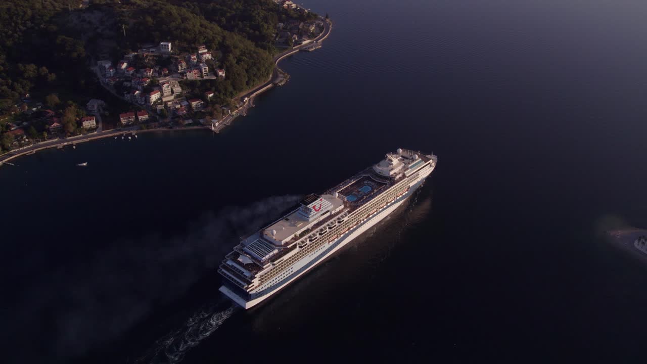 Luftfoto af krydstogtskib i Kotorbugten ved solnedgang i Tivat, Montenegro med fantastisk solnedgangsbelysning, rolig atmosfære, droneoptagelser i høj kvalitet, der afslører fredfyldt landskab
