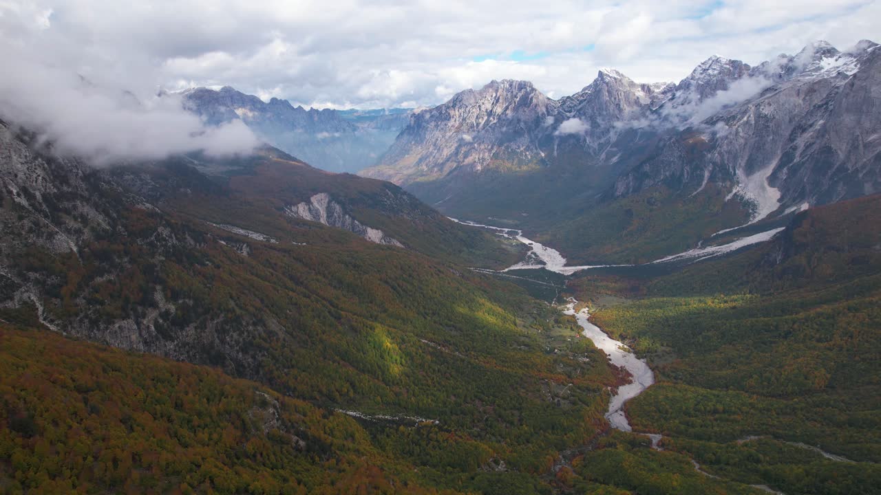 paisaje alpino paradisíaco del valle de valbona en albania en otoño con silvicultura colorida