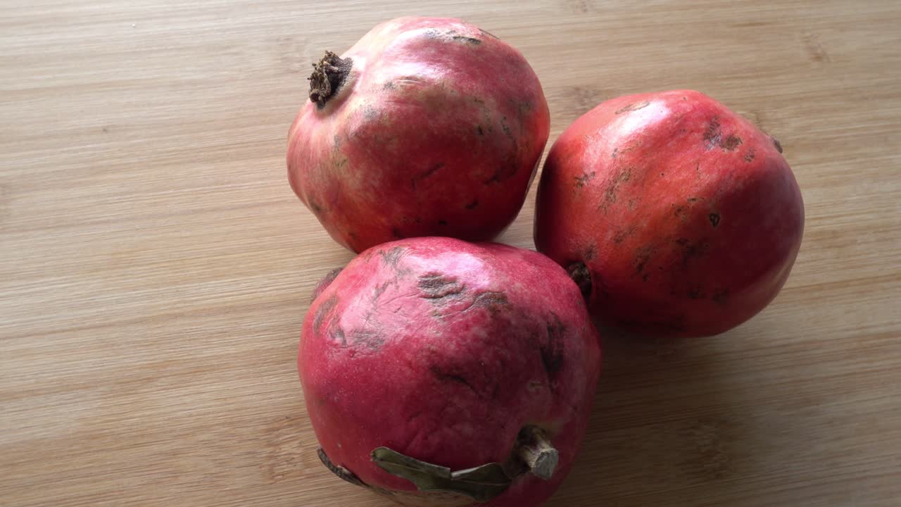 Roterende granatæble, set ovenfra, 4K