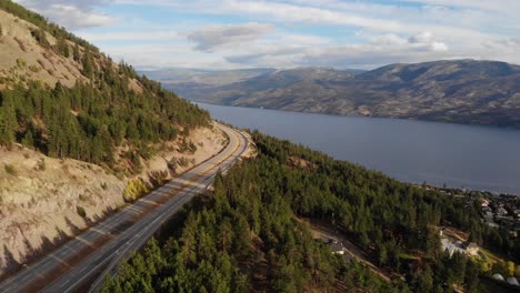 Antena-De-Drones-Desde-El-Camino-Alto-Que-Conduce-A-Kelowna