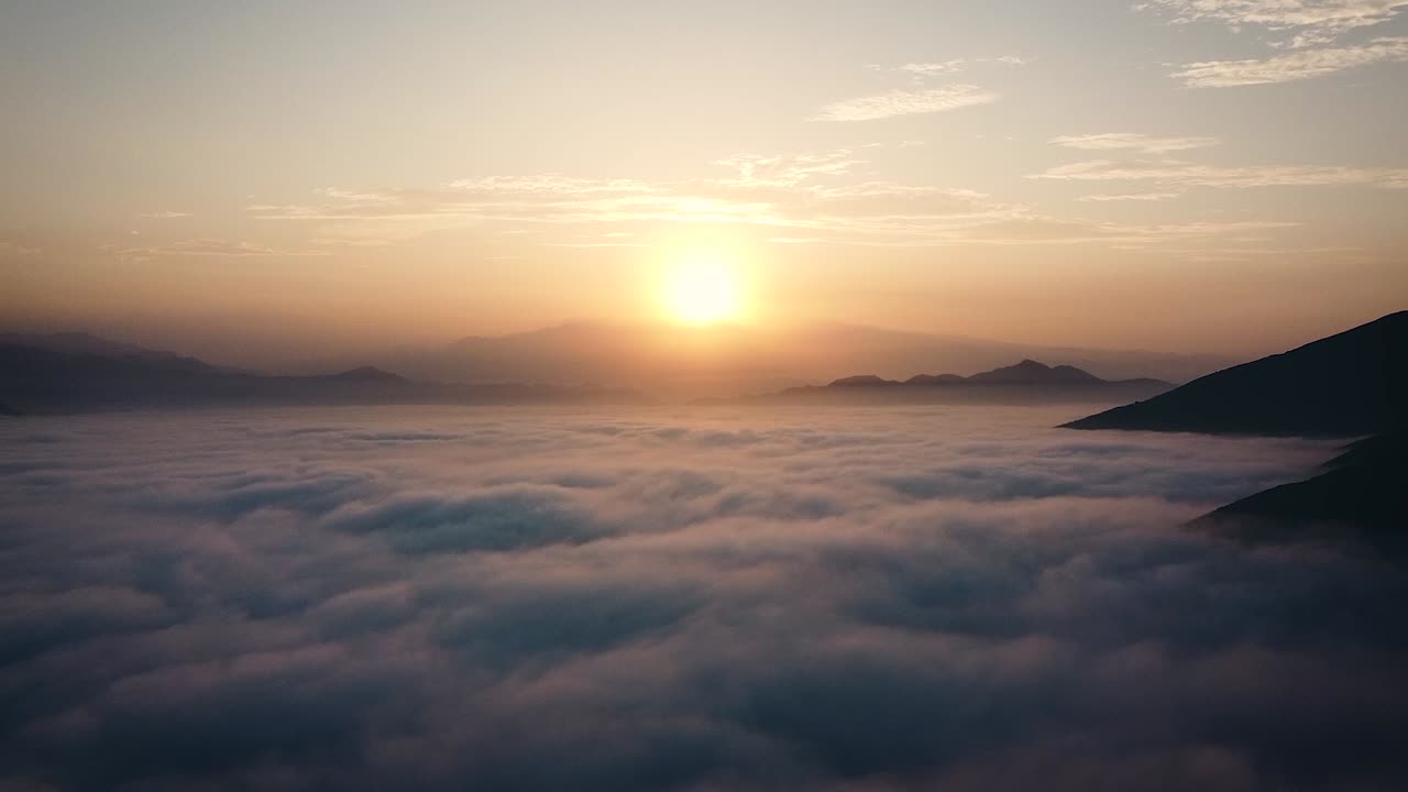 increíble toma de drones de un amanecer sobre un colchón de nubes en las montañas de lima perú