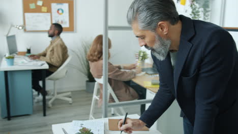 reunión de equipo en una oficina moderna