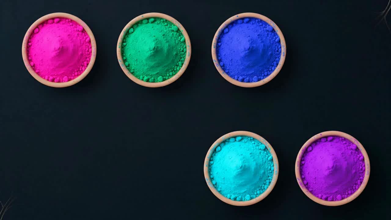 Koyu Arka Planda Holi Festivali İçin Renkli Toz Kaseleri