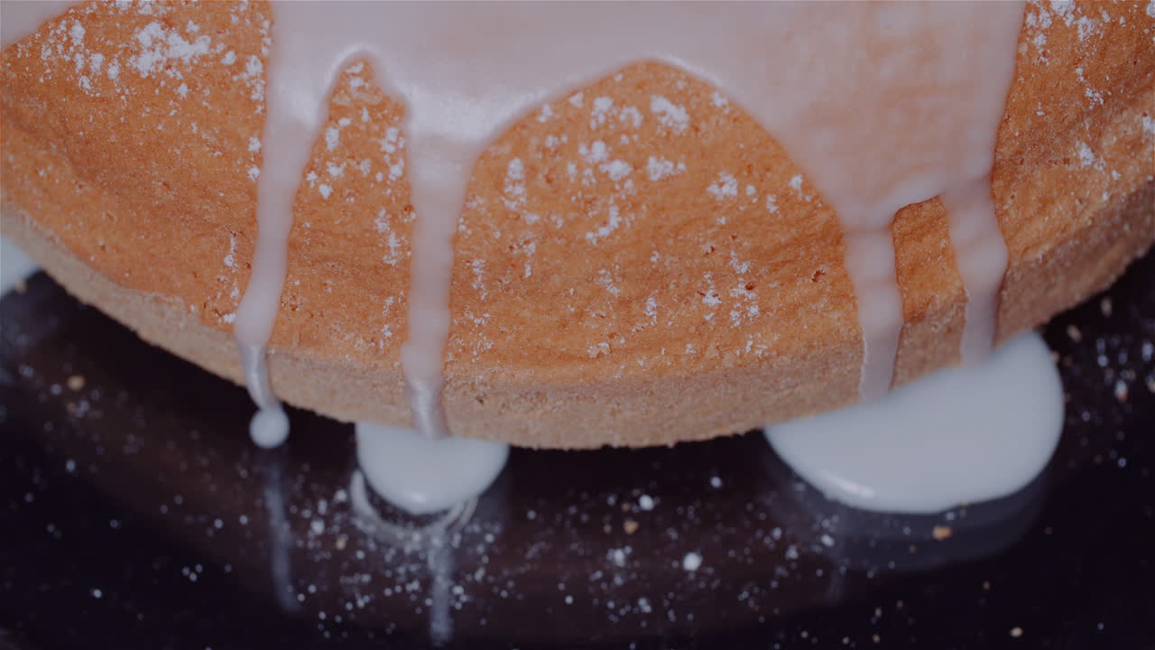 pastel de pascua tradicional recién horneado girando 9