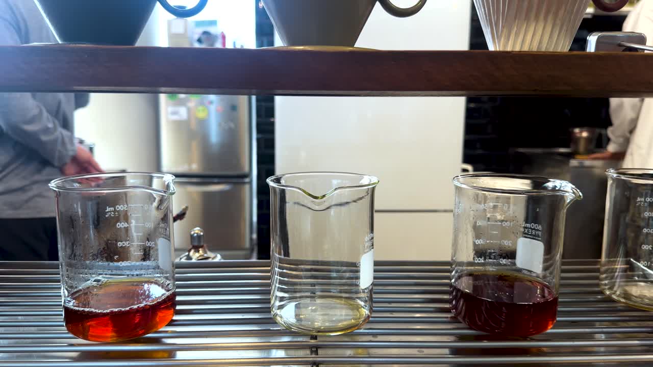 유리 용기와 함께 커피 양조 과정