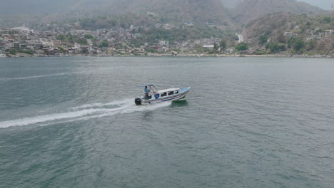 Verfolgte-Luftaufnahmen,-Die-Einem-Passagier-schnellboot-Folgten,-Das-über-Das-Wasser-Des-Atitlan-sees-In-Guatemala-Fährt