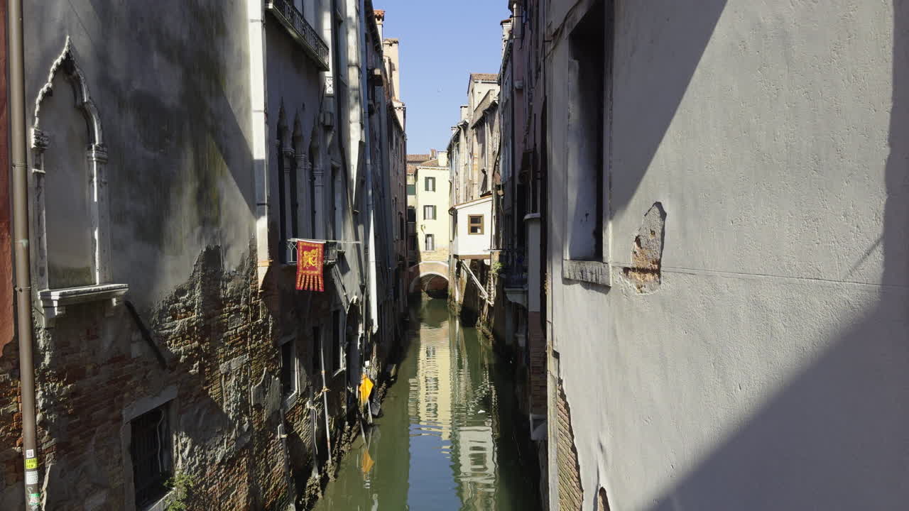 hermosa vista del canal de venecia y los edificios con el reflejo del agua