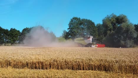 Vista-Aérea-De-Las-Máquinas-Cosechadoras-Que-Trabajan-En-El-Campo-De-Trigo