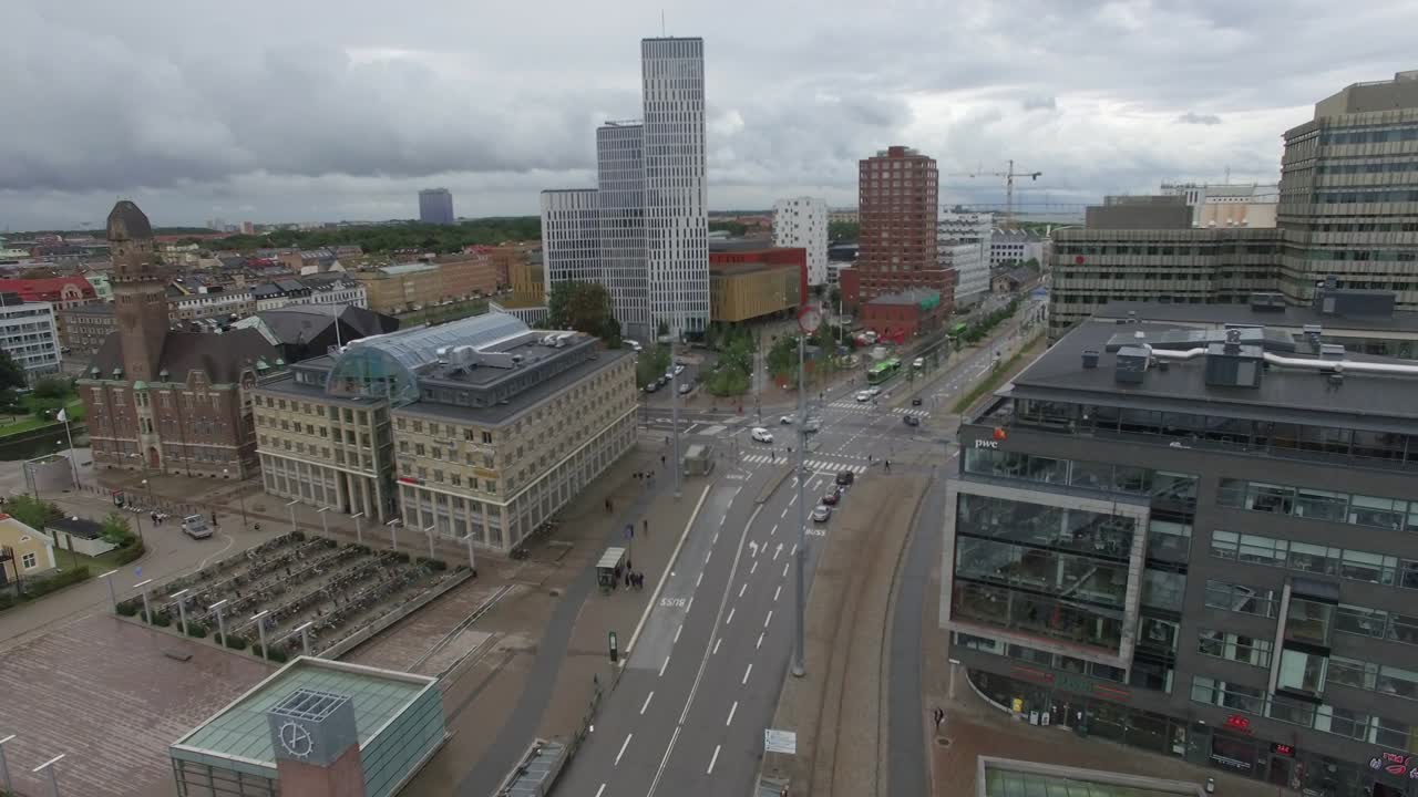 스웨덴 말모 시의 오피스 빌딩을 공중에서 볼 수 있습니다. 도로, 현대 건물 및 도시 풍경 위를 날아다니는 드론