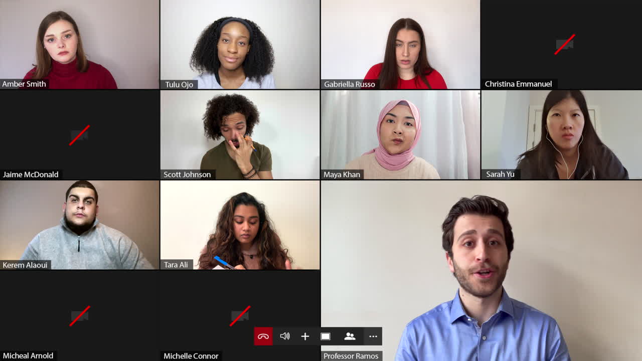 교수는 온라인으로 교실을 가르친다