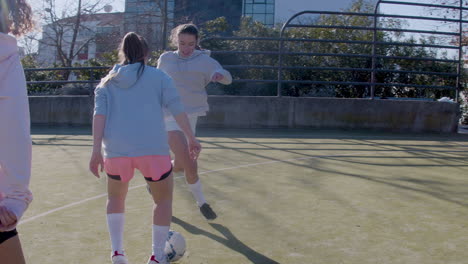 Chicas-Adolescentes-Atléticas-Jugando-Fútbol-Al-Aire-Libre