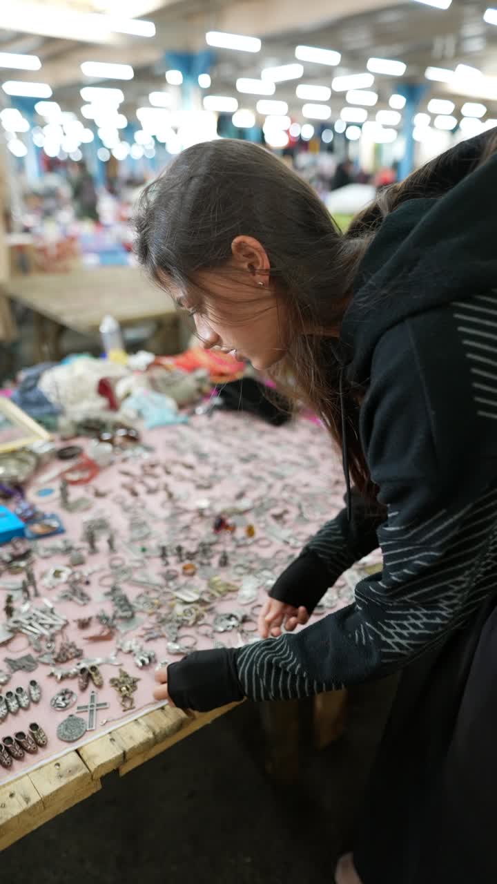 joven mirando joyas en un mercado