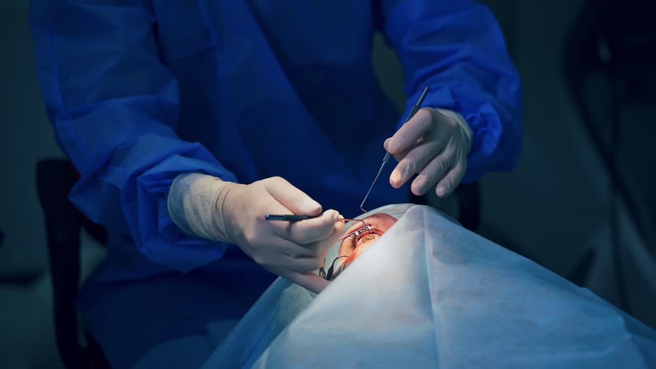 Medico che cura gli occhi del paziente. Oculista che opera l'occhio del paziente in una clinica medica.
