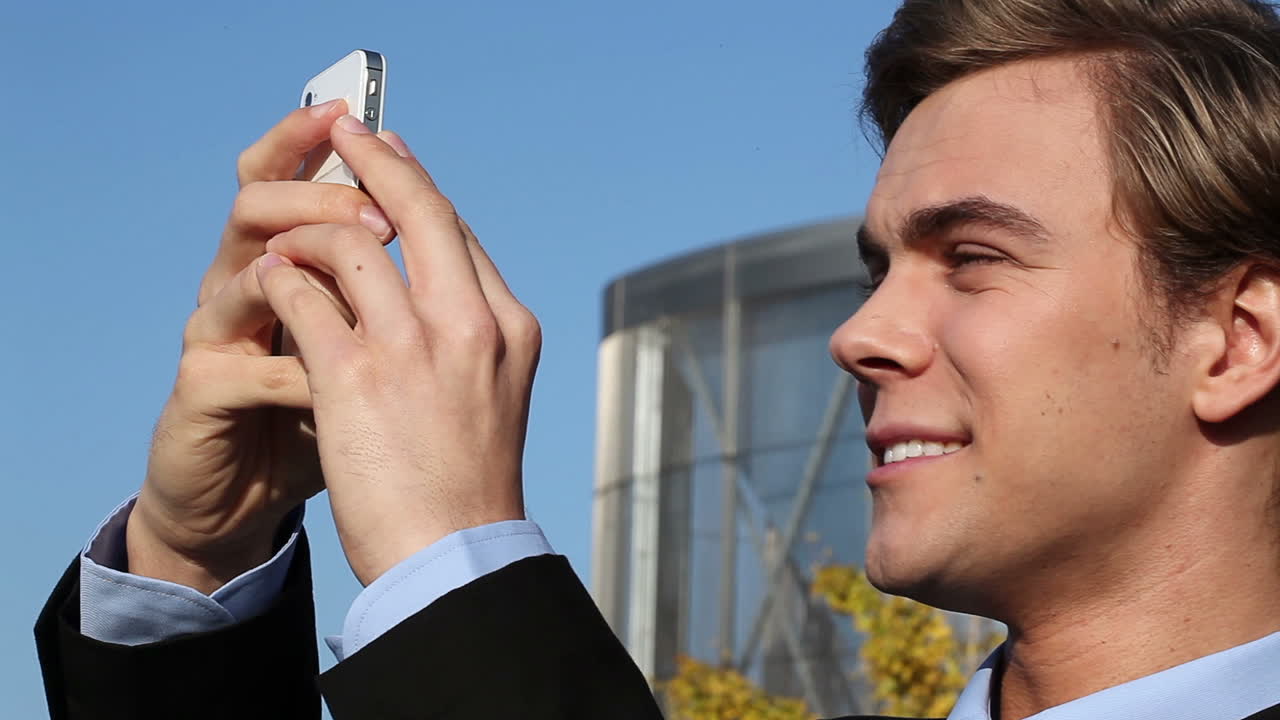 사업가 비디오 메시징 채팅 휴대 전화