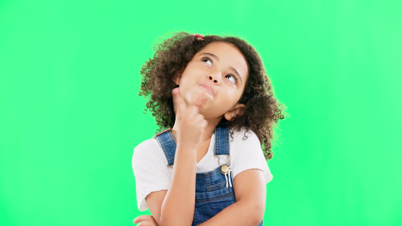 pensando, pantalla verde y un niño con una decisión