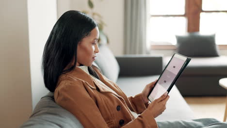 tableta, sofá y información del sitio web de lectura de mujeres