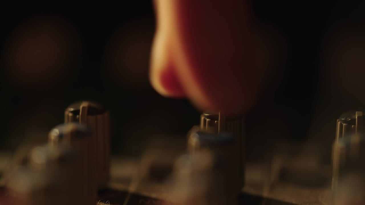 손가락으로 돌리는  ⁇ 서  ⁇ 어리 손잡이가 녹색과 보라색 빛으로  ⁇ 박이고 있습니다.