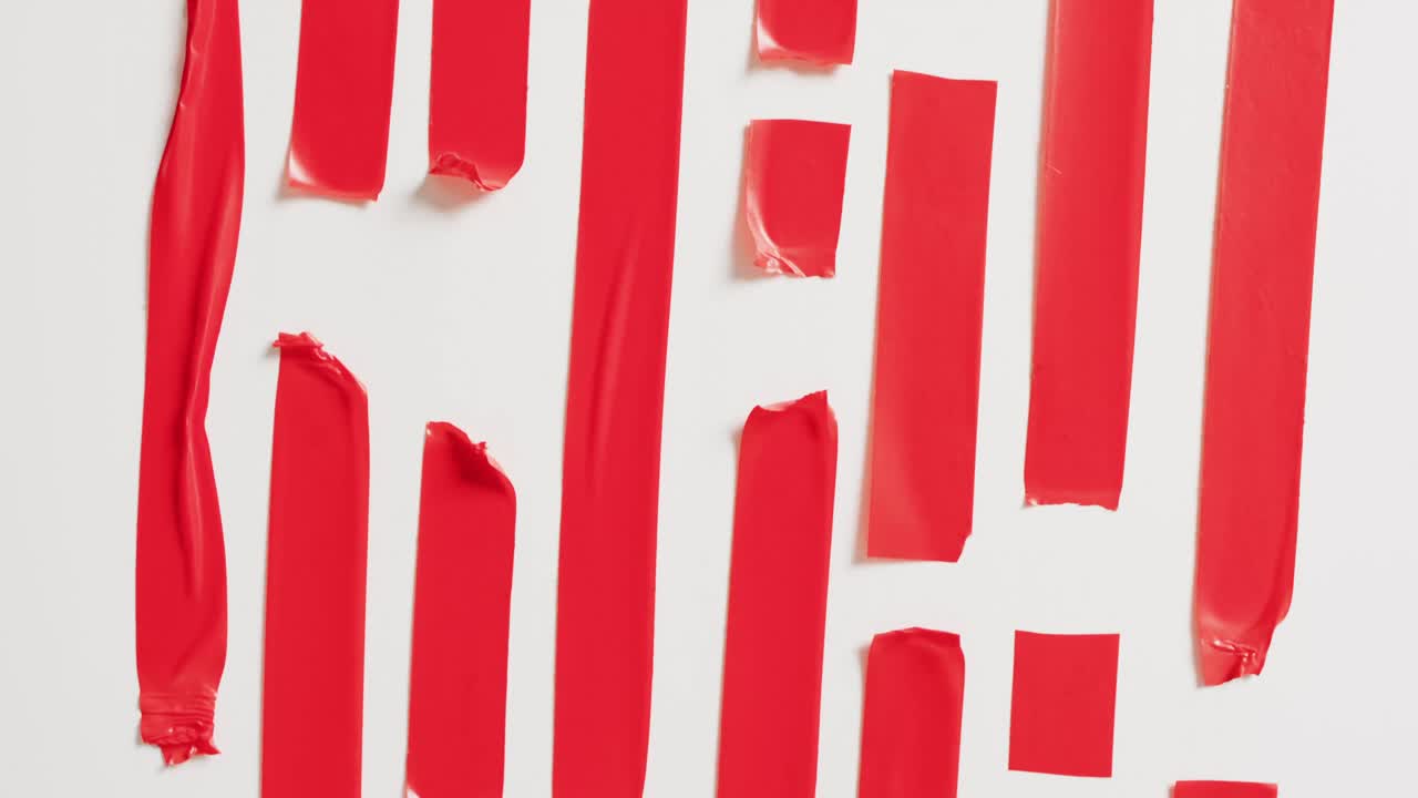 видео с близким планом нескольких красных лент на белом фоне