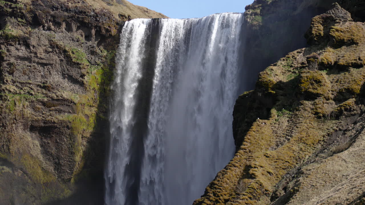 plano medio de una gran cascada de islandia en 4k