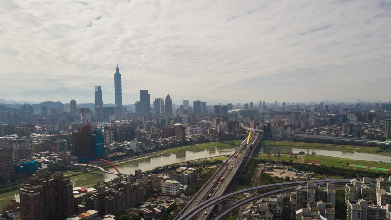 día soleado taipei paisaje urbano río puente de tráfico aéreo centro de la ciudad panorama 4k timelapse taiwán