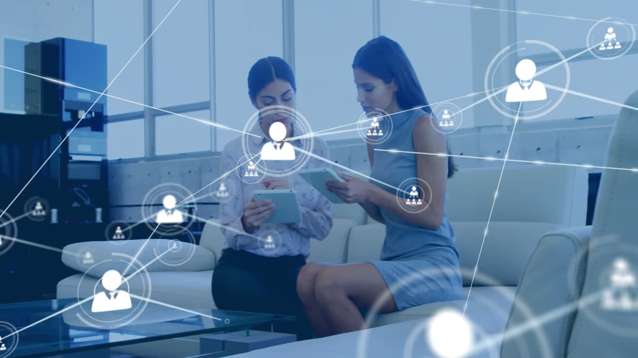 animación de la red de conexiones con íconos sobre colegas femeninas biraciales que usan tabletas