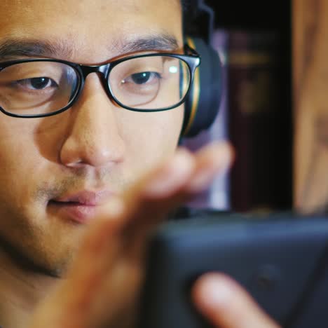 Porträt-Eines-Koreanischen-Mannes-Mit-Brille