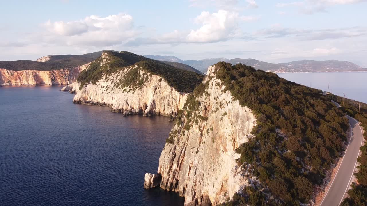 Strada costiera panoramica e bellissima costa sull'isola di Lefkada, Grecia - Aerea.