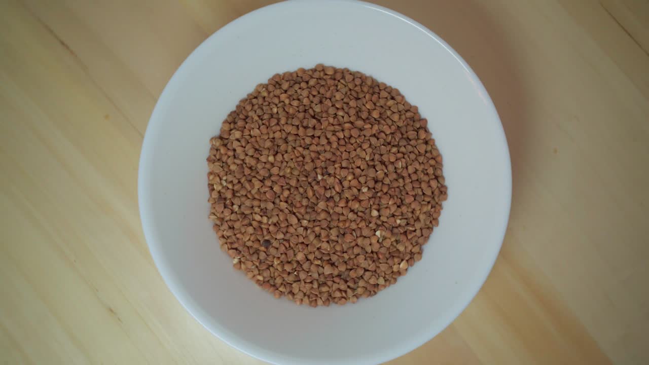 기 전에 접시에 은 고기