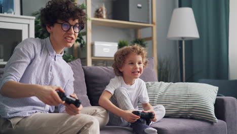 madre e hijo jugando videojuegos
