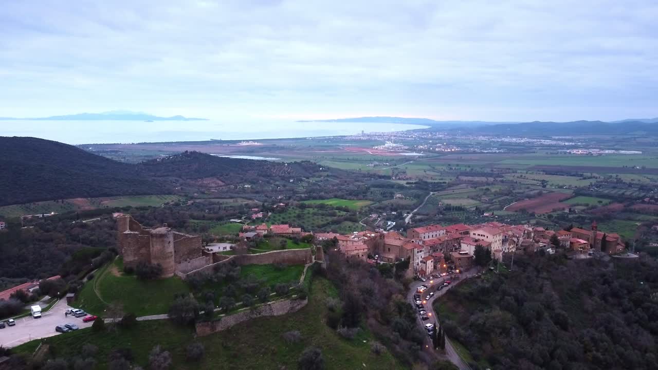avión no tripulado en el castillo de scarlino, toscana, italia