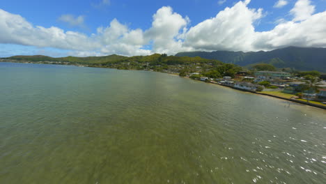 costas brillantes, fpv drone volando sobre la reluciente costa de oahu en kaneohe bay