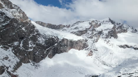 vuela sobre majestuosas montañas en los alpes desde un dron en invierno en un día soleado