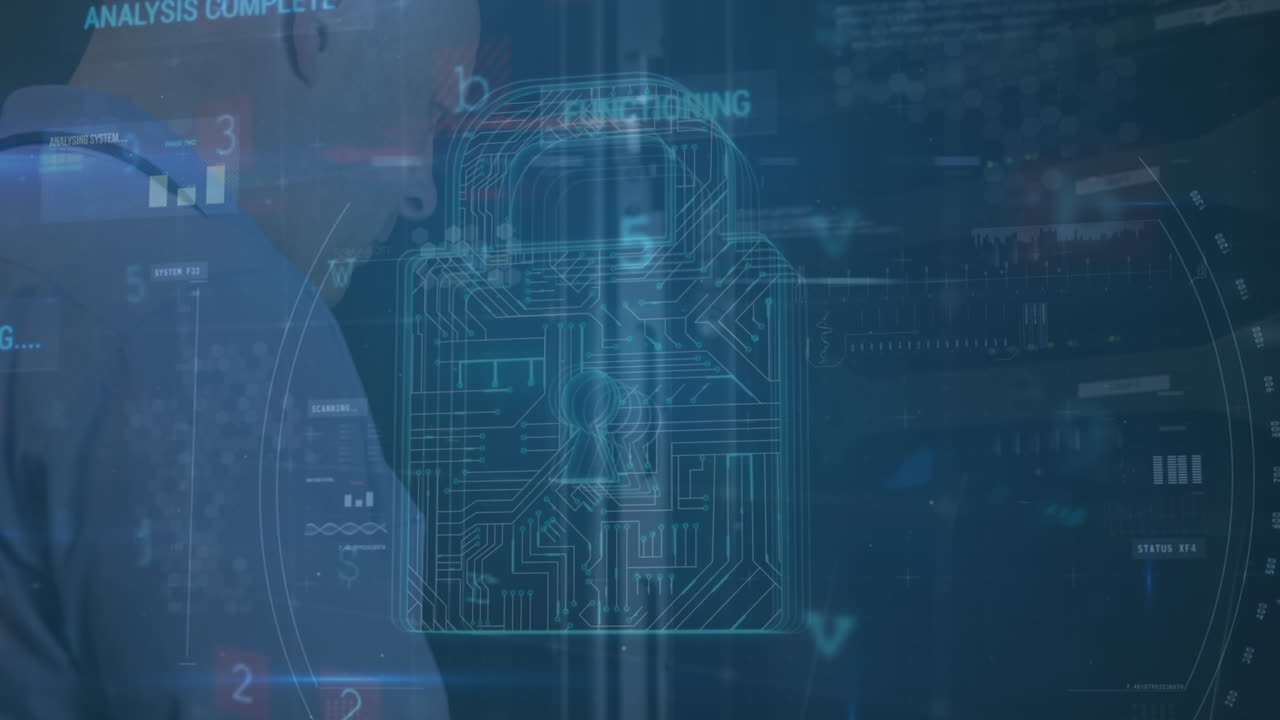 animación de candado, texto y procesamiento de datos sobre técnico informático masculino caucásico por servidor