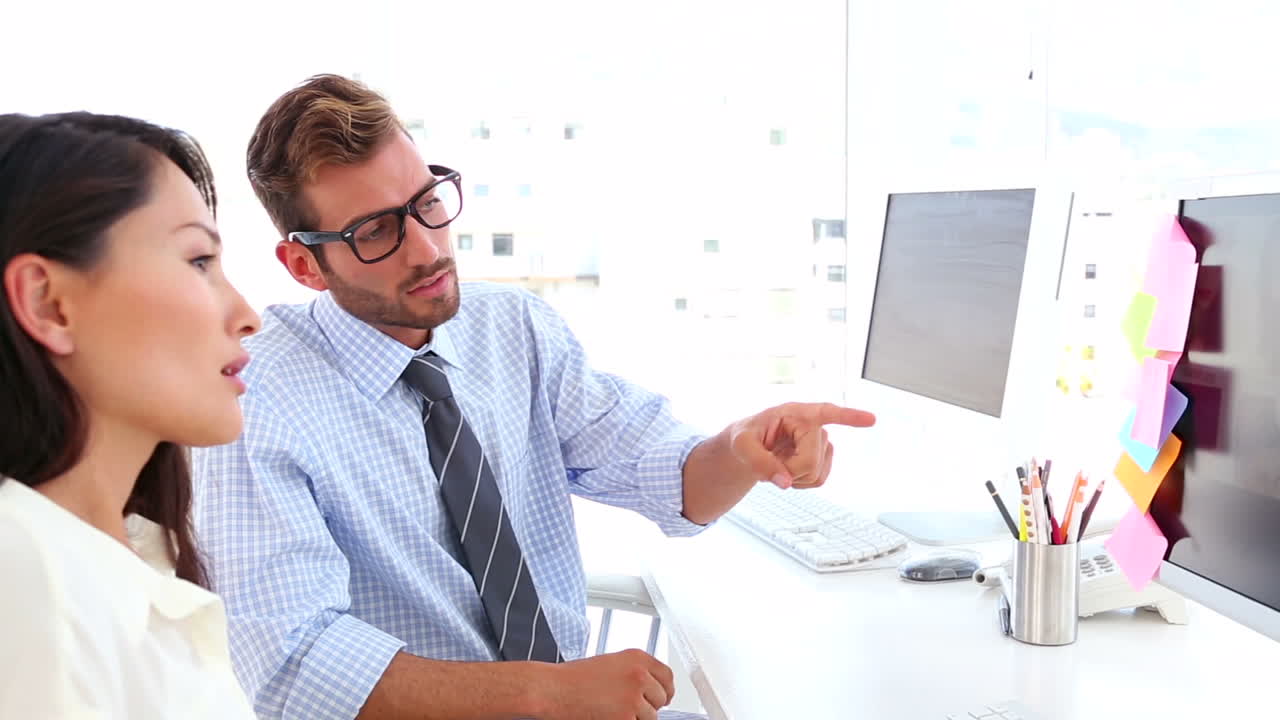 equipo de editores de fotos mirando las imágenes