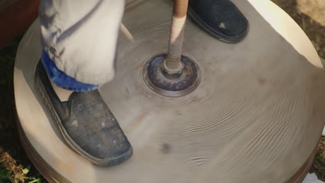 los pies del alfarero giran la rueda del alfarero 4k video de 10 bits