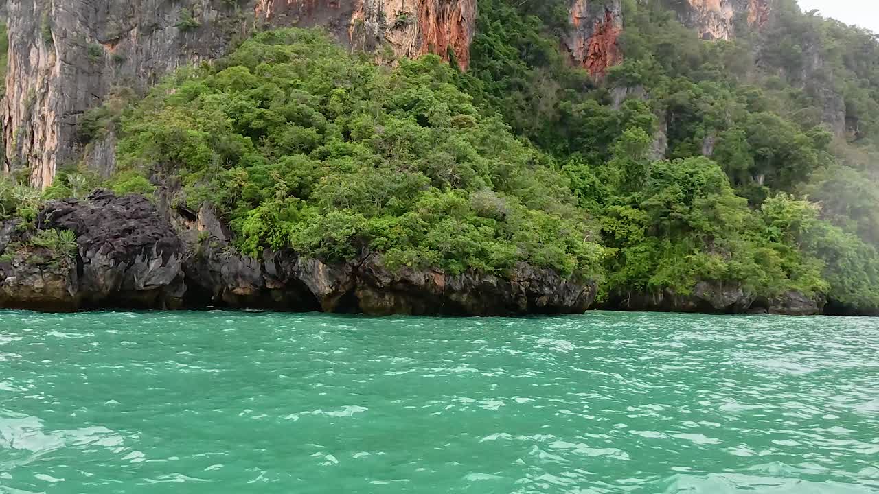 Các vách đá xanh tươi và làn nước xanh ngọc gần Krabi, Thái Lan