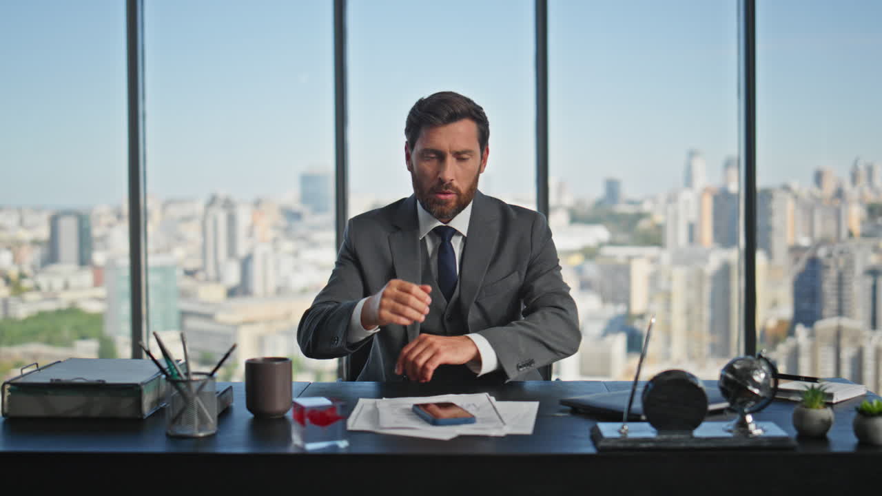 manager arrabbiato che urla smartphone a cityscape view. uomo emotivo capo che discute