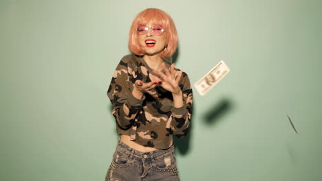 una mujer elegante arrojando dinero.