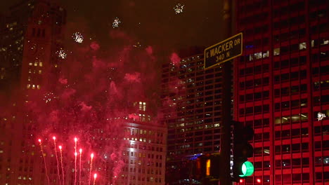 El-Letrero-De-La-Calle-Wacker-En-Chicago-Está-Retroiluminado-Por-Un-Frenesí-De-Fuegos-Artificiales-Blancos-Y-Rojos-En-Cámara-Lenta