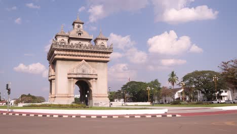 Verkehr-Rauscht-Am-Patuxai-Siegesdenkmal-Im-Zentrum-Von-Vientiane,-Laos