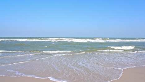 Las-Olas-Se-Extienden-A-Lo-Largo-De-Una-Playa-De-Arena